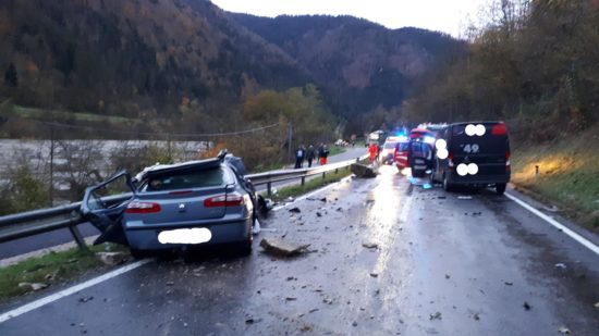 FOTO: TRAGEDIJA NA ŠTAJERSKEM Skala padla na avto in pokopala dve osebi
