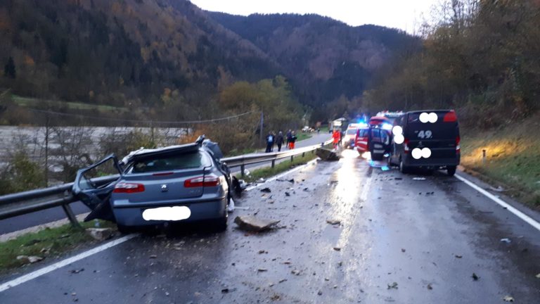FOTO: TRAGEDIJA NA ŠTAJERSKEM Skala padla na avto in pokopala dve osebi