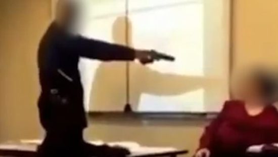 VIDEO: ŠOK NA SREDNJI ŠOLI Dijak s pištolo nad učiteljico, ker ga je zapisala kot manjkajočega