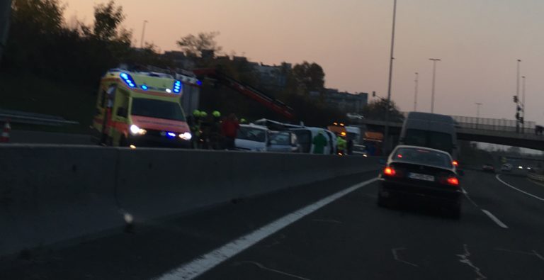 21-letni voznik povzročil tragedijo: sopotnica mrtva, dva hudo poškodovana