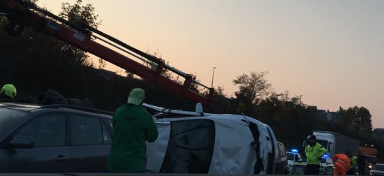 FOTO: Tako silovito je počilo, avtomobili razmetani povsod, ob cestišču tudi oče z majhnim otrokom v naročju