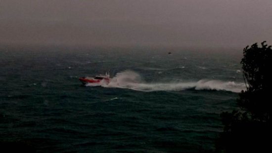 Akcija reševanja v najhujšem jugu: Hudo poškodovano A. B. (18) s čolnom peljali v bolnišnico