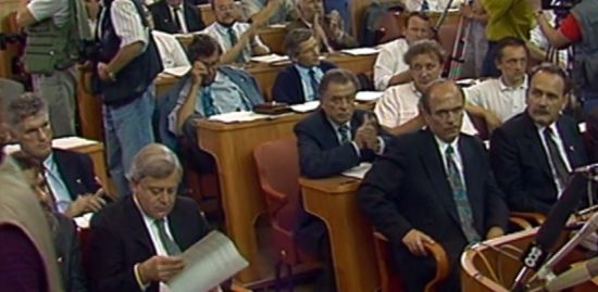 VIDEO: TO SO IZDAJALCI Oglejte si  60 poslancev v slovenskem parlamentu, ki ni podprlo temeljnega ustavnega akta o slovenski neodvisnosti