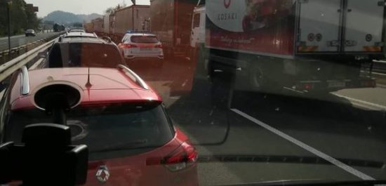 ŠTAJERKA ZAPRTA ŠTIRI URE Prišlo do verižnega trčenja, 11 oseb odpeljali