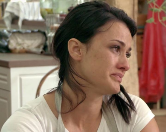 TRAGIČNO OTROŠTVO: Aneto so vzeli mami, ko je bila v drugem razredu: “Precej me je tepla, koža poči in šprica kri, tega ne moreš skriti”