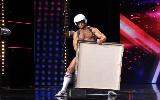 VIDEO: V talentih nastopil goli slikar, ki je slikal kar s svojim “junakom”!