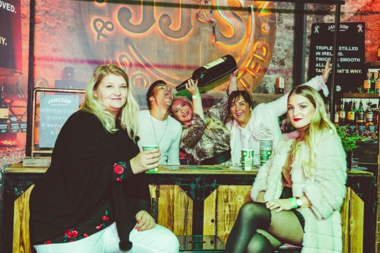 Tako znani Slovenci žurajo na zabavi z viskijem!