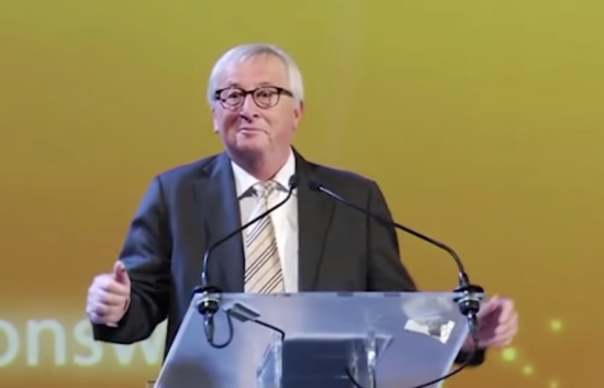 VIDEO: Juncker oponaša Thereso May? Tudi on je zaplesal na odru!