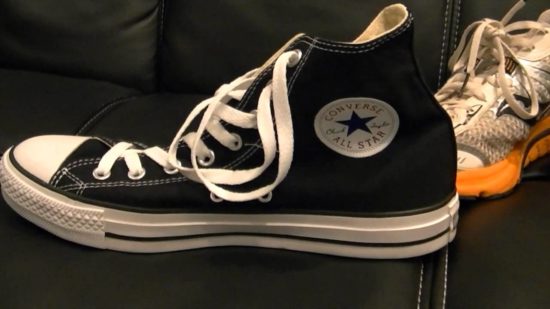 VIDEO: Ali veste, čemu služita dve luknjici na športnih copatih Converse All Star?