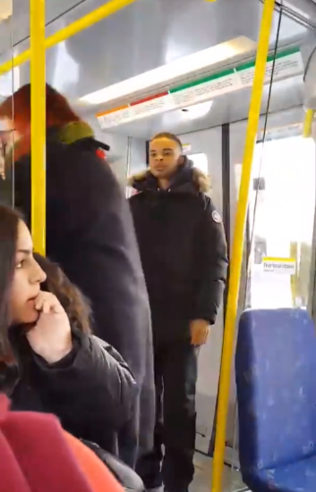 VIDEO: Ilegalec bi rad sedel na avtobusu. Poglejte, kako je pregnal starejšo gospo!