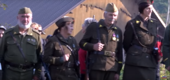 KDO IMA TU KOGA ZA NORCA? Borci v družbi Kučana že paradirali z ilegalnim orožjem na Ilovi Gori