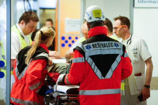 Nekaj do 23. ure so ga oživljali, žal neuspešno