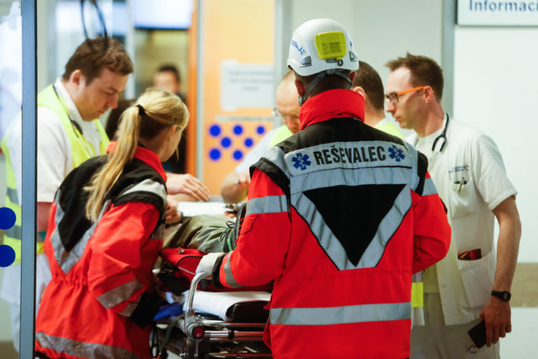 Tragedija v kopalnici: eksplodirala plinska jeklenka za taborjenje