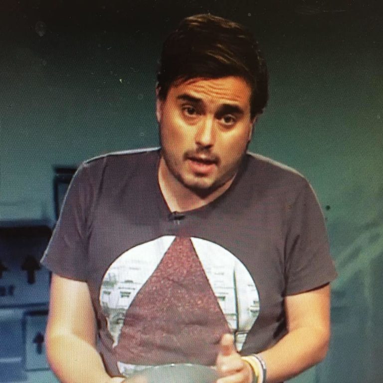 Novinarskemu Fredyu Millerju ušle skrite fantazije: politika je slekel