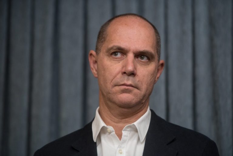 UMAZANE PODROBNOSTI Grožnje favorita za guvernerja Banke Slovenije, potem pa so tu še astronomski krediti …