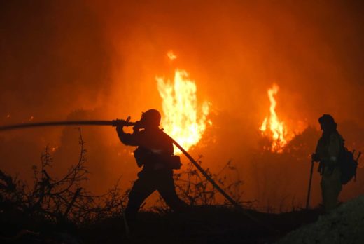 POŽAR POŽGAL CELOTNO MESTO S 27 TISOČ PREBIVALCI Odkrili so požgana trupla, zvezdniki bežijo