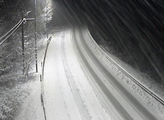 KAOS NA CESTAH Večji del države zajelo dokaj obilno sneženje
