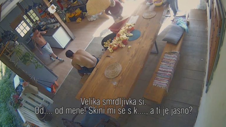 NA KMETIJI GREDO ČEZ VSE MEJE, ŠOKIRANA ŠE VODITELJICA »Smrdi ti mama, tista, ki niti kosti nima več«