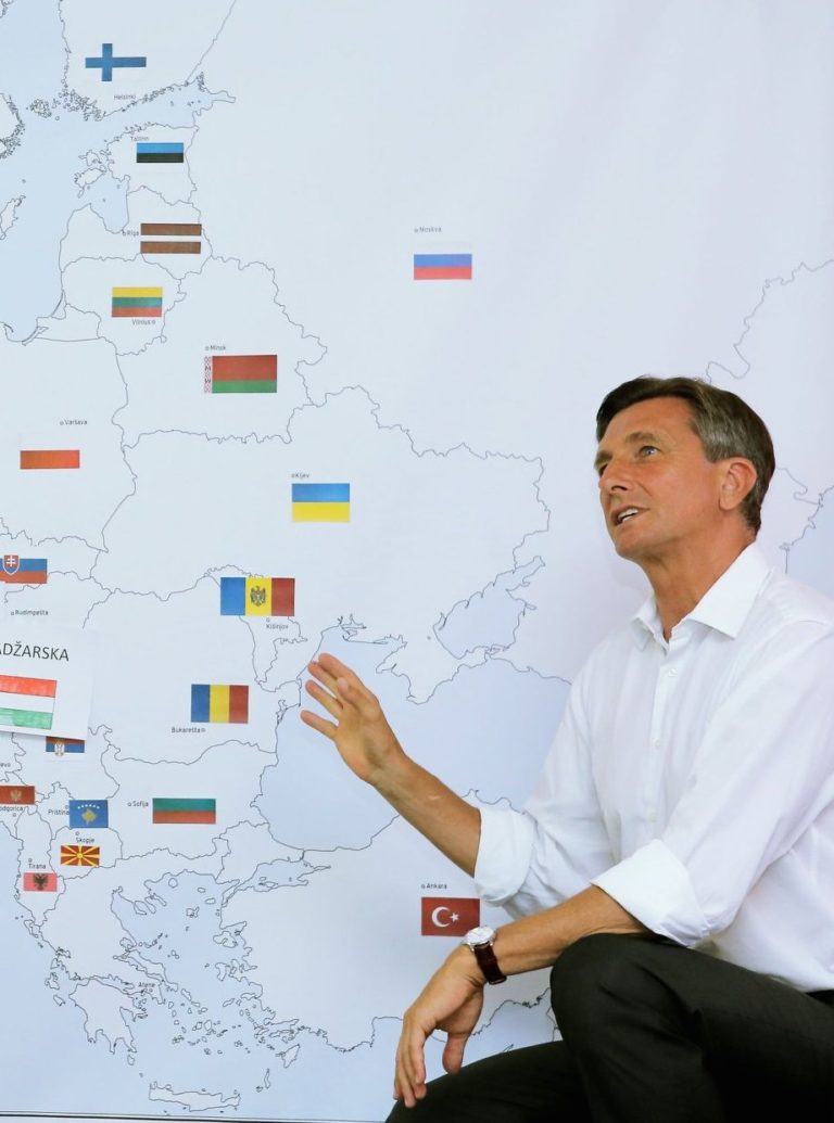 Veliki bančni pok v Pahorjevi palači: Razkrivamo, kako mu želijo podstaviti bančnega “Borisa Koprivnikarja”!