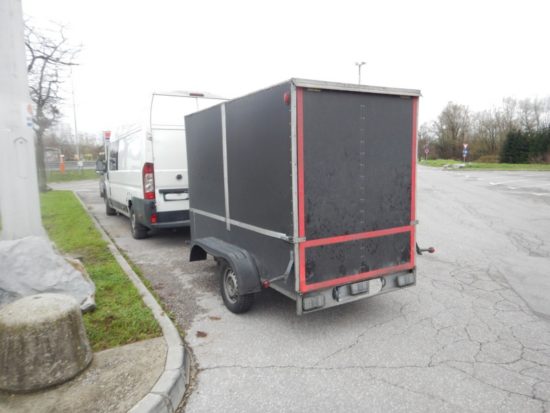 Nerodno: ko so ga ustavili, so policisti prešteli, da ima vozilo namesto štirih le tri kolesa