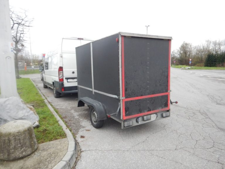 Nerodno: ko so ga ustavili, so policisti prešteli, da ima vozilo namesto štirih le tri kolesa