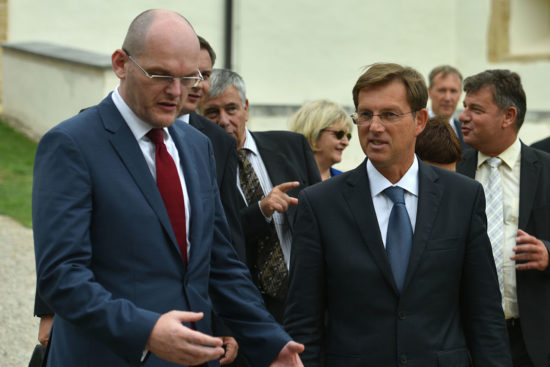 Cerarjev minister Hik pri bogati graščakovi hčeri, menda ga čaka jurja na dan!