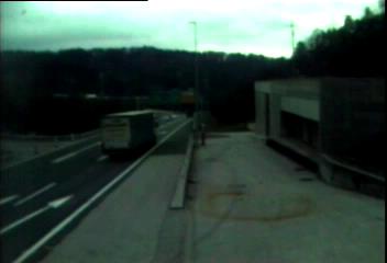 V predoru v nasprotno smer, potem bum in nazaj, policija išče vse, ki jih je ogrožal