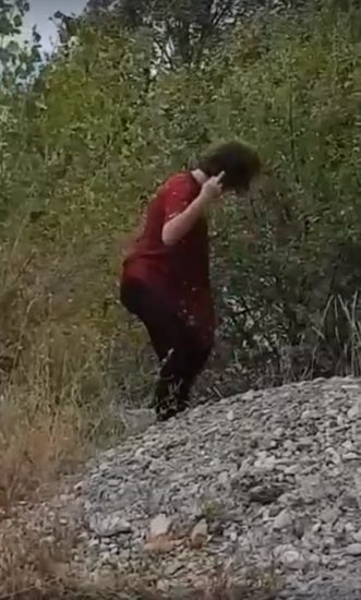 SLOVENSKA RADIJSKA VODITELJICA URINIRALA IN KAZALA SREDINEC Vse je ujeto na posnetek