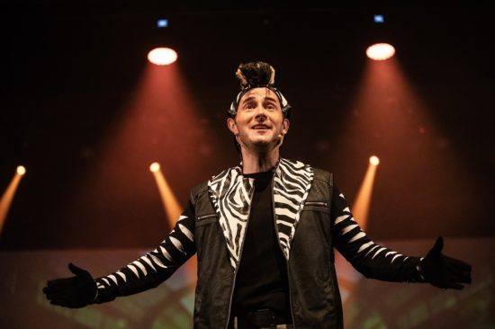 Bizarno! Ustrašil se je zebrinega repa!