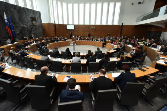 PANIKA V PARLAMENTU Kraj so zavarovali policisti