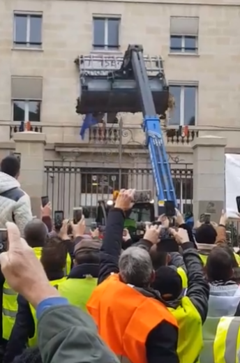 VIDEO: V Franciji vre, predsedniku Macronu na balkon stresli gnoj!