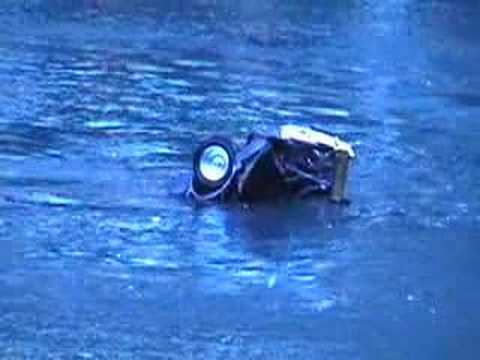 Z AVTOM V REKO PAKO V vozilu so bili trije!