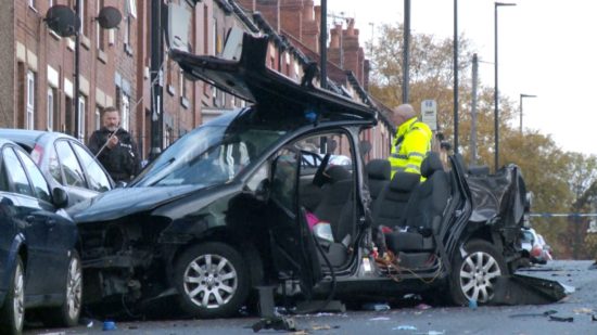 POLICIJE NI UPOŠTEVAL Treščil v turana, umirali člani dveh družin