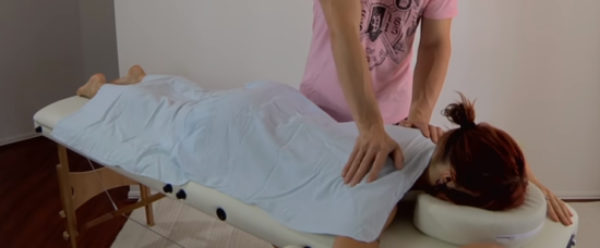 Najprej jo je zmasirala, nato okradla