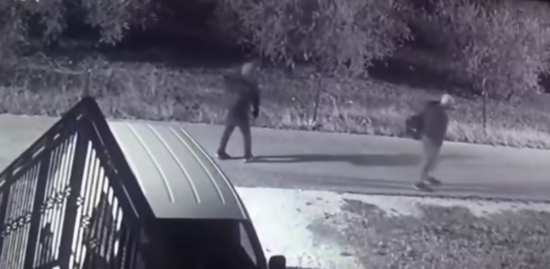 VIDEO: Migranti ukradli BMW in se z njim odpeljali, ujela jih je tudi kamera, kako se sprehajajo okrog hiš