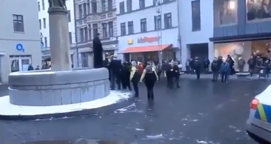 Šokantno! Islamist pridigal sredi trga: “Postali boste Islamska država, vaše hčere bodo poročene z muslimani, zakon pa bo šeriatski!”