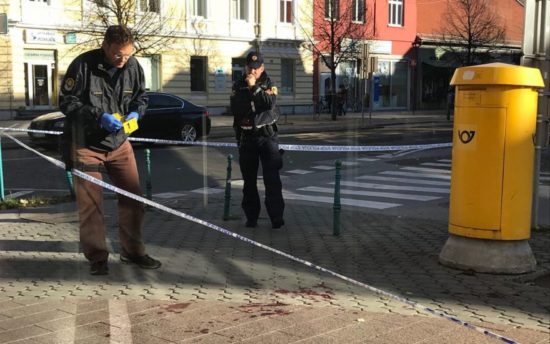 V SREDIŠČU MESTA TEKLA KRI 16-letnik zabodel dva