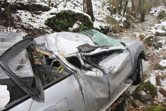 FOTO: Z avtom zapeljal v potok, od njega ostale le razbitine
