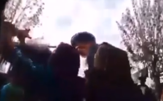 VIDEO Grozljivo, pomagalo ji ni niti kričanje niti jok! 9-letna punčka prisiljena v poroko s 70-letnikom