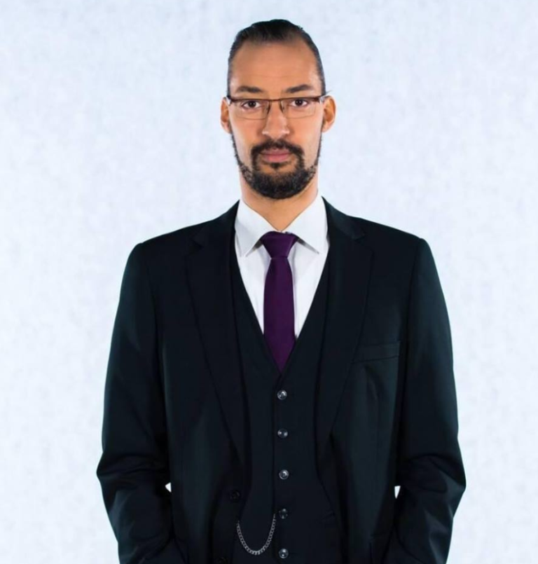 Slovenci smo mu na široko odprli vrata, on pa nas primerja z “zaplankanimi živalmi”