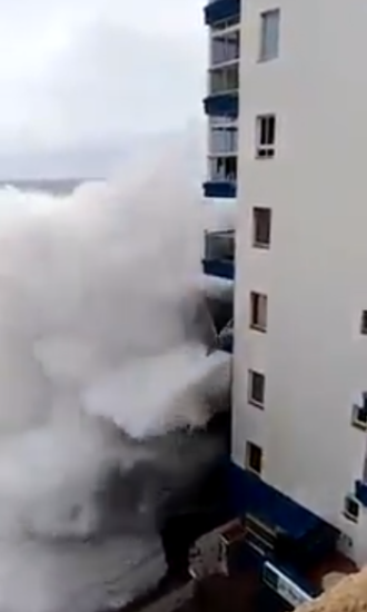 VIDEO: Valovi, da te kap! Z balkona v 2. nadstropju zrušili ograjo!