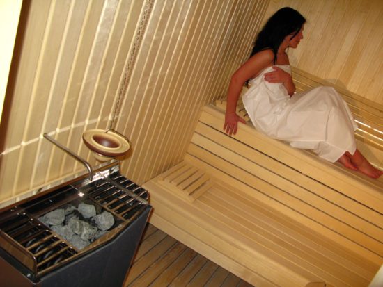 STE SLIŠALI, KAJ JE POČEL MOŠKI ARABSKEGA VIDEZA PRED SLOVENKO V SAVNI! Kot v brutalnih porno filmih: Špljoc, šplojc