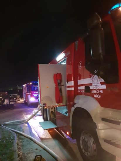 FOTO: Po polnoči zagorelo, stanovalce evakuirali