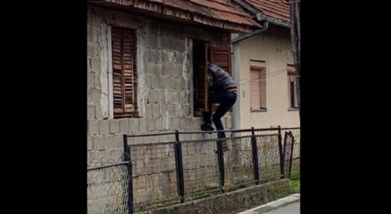 VIDEO: MIGRANTI VLOMILI V HIŠO IN SI UREDILI DOMOVANJE Ko je prišla policija, pa je …