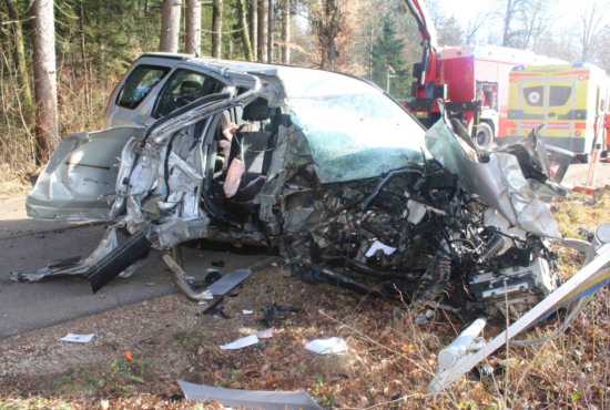 Huda nesreča! Avto popolnoma uničen, voznik ukleščen v njem in hudo poškodovan