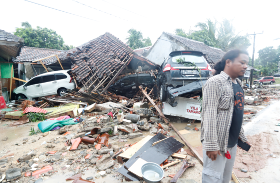 VIDEO: Grozljiv posnetek iz Indonezije! Poglejte, kako je cunami odnesel band in goste zabave!