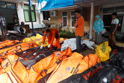 FOTO IN VIDEO: Apokalipsa v Indoneziji! 168 mrtvih, ranjenih skorja 1000 ljudi! Vulkan sprožil cunami, poglejte šokantne prizore!