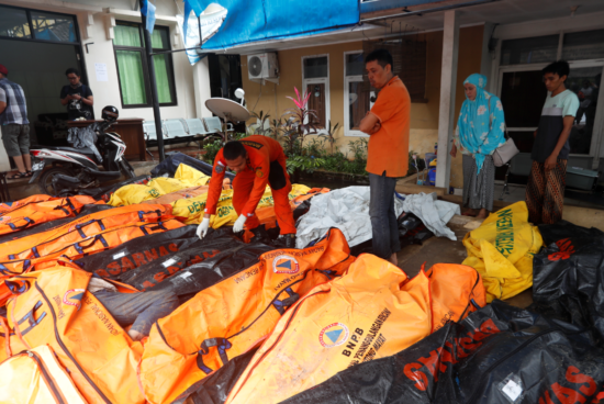 FOTO IN VIDEO: Apokalipsa v Indoneziji! 168 mrtvih, ranjenih skorja 1000 ljudi! Vulkan sprožil cunami, poglejte šokantne prizore!