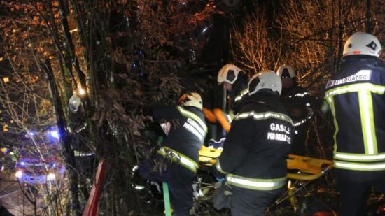 GROZLJIVA SMRT V ZGORNJEM NEGONJU Zapeljal z vozišča in zgrmel v globel
