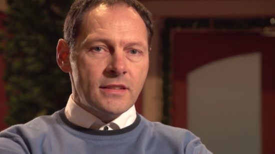 ZGODBA PEVCA ČUKOV VAS BO PRETRESLA Igrali so na pogrebu malega borca